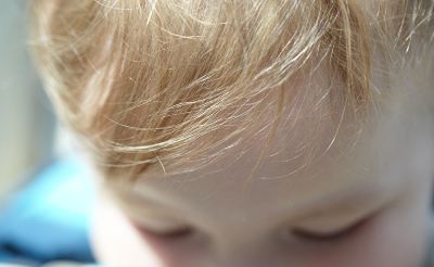 Warum bleichen Haare im Sommer aus